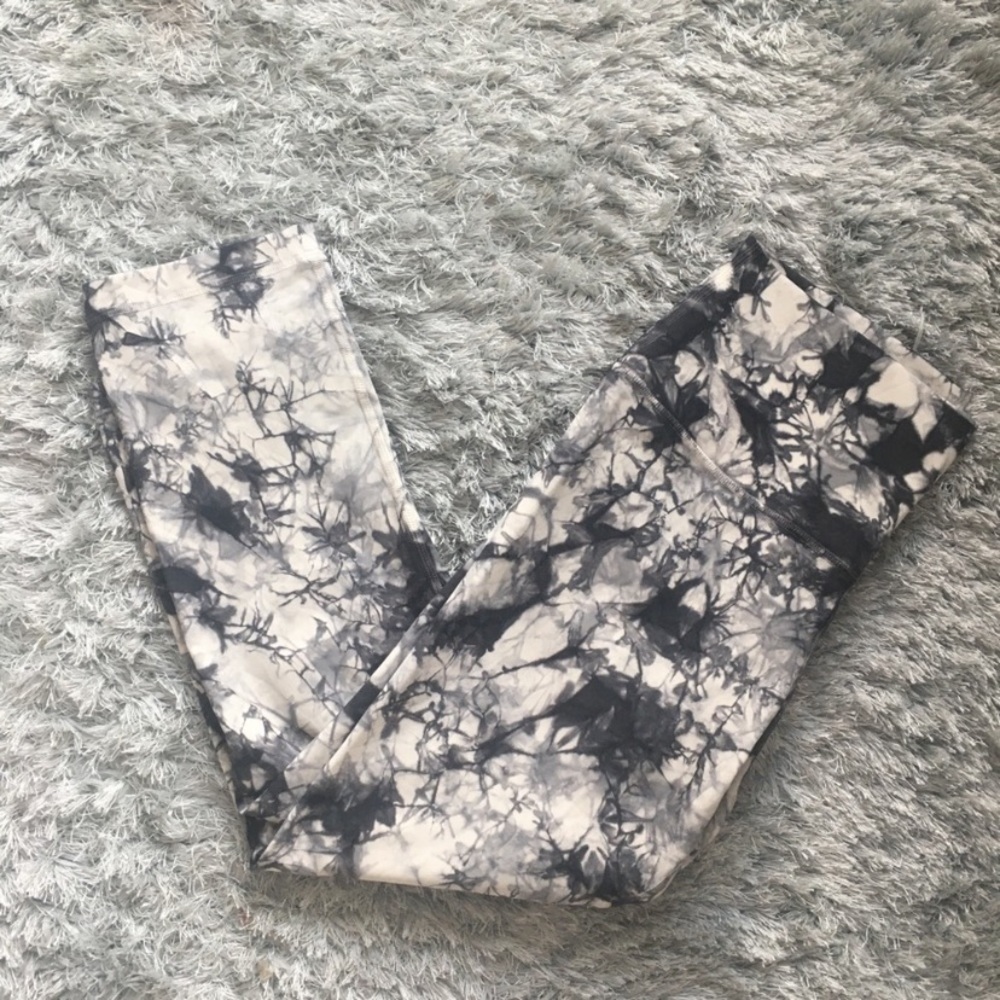 Lululemon tie dye Wunder Under crops size 8